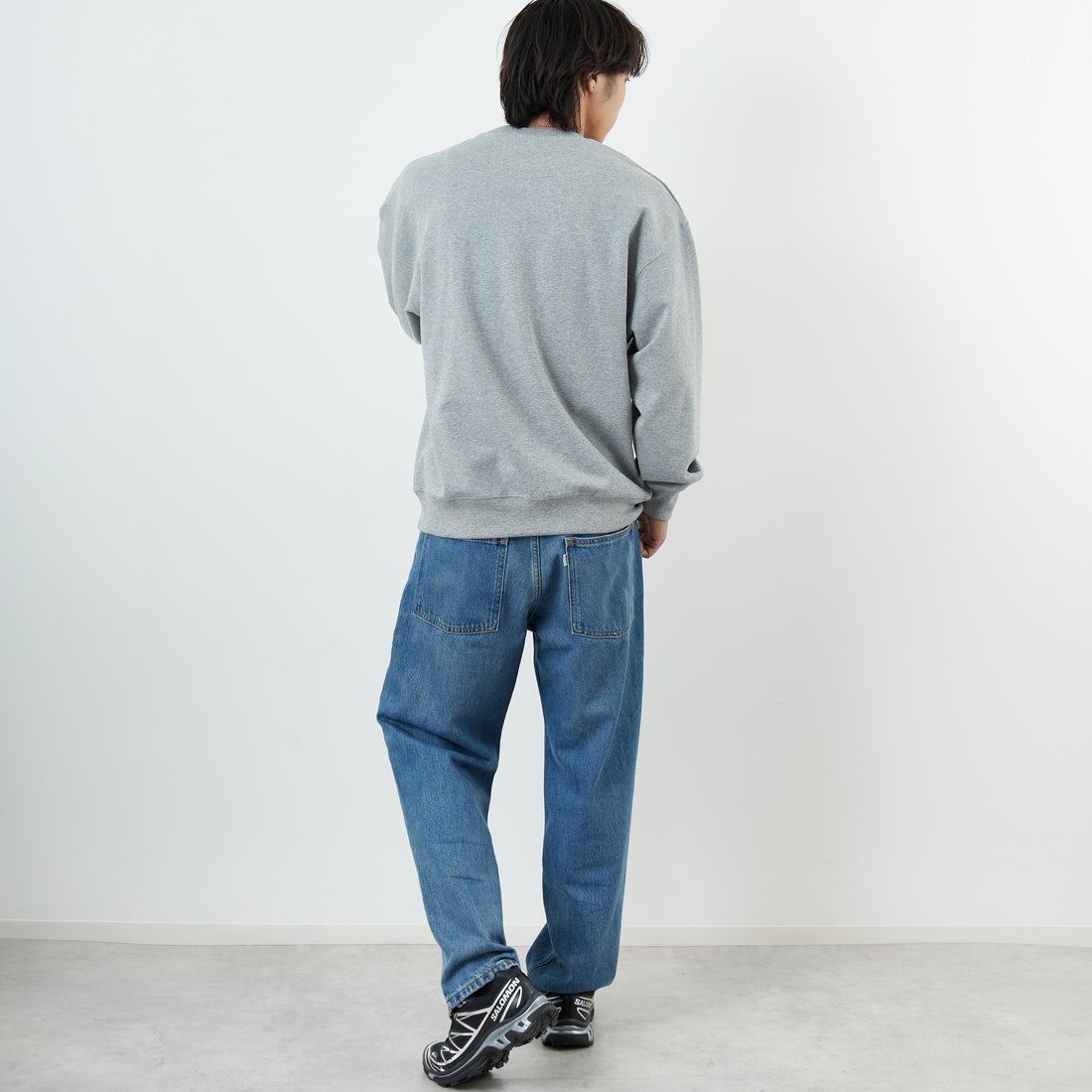 UNIVERSAL OVERALL [ユニバーサルオーバーオール] 別注 カレッジロゴデザイン クルーネックスウェット [U2531228IN-JF] ASH GRY &&モデル身長：179cm 着用サイズ：L&&