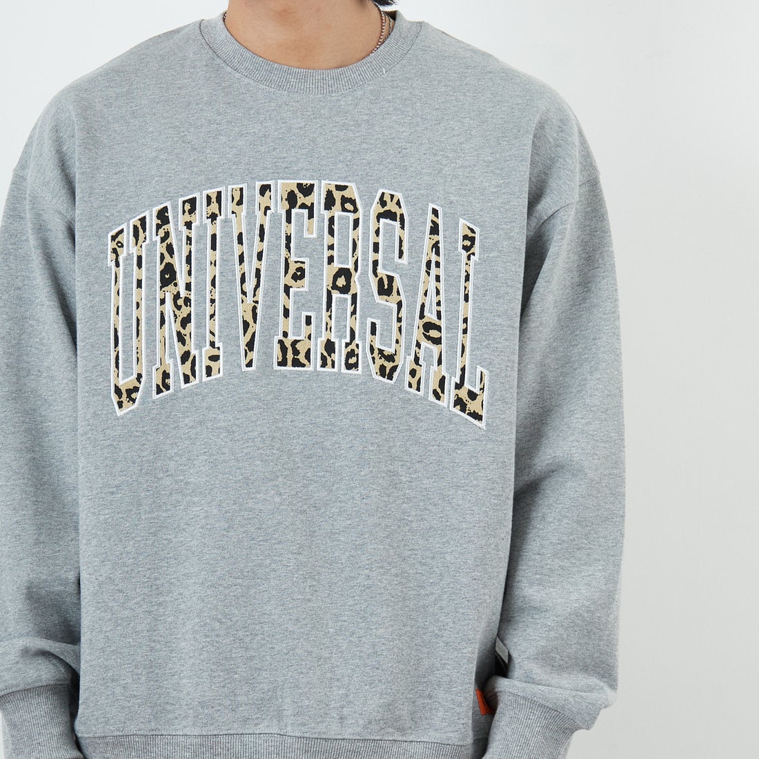 UNIVERSAL OVERALL [ユニバーサルオーバーオール] 別注 カレッジロゴデザイン クルーネックスウェット [U2531228IN-JF] ASH GRY &&モデル身長：179cm 着用サイズ：L&&