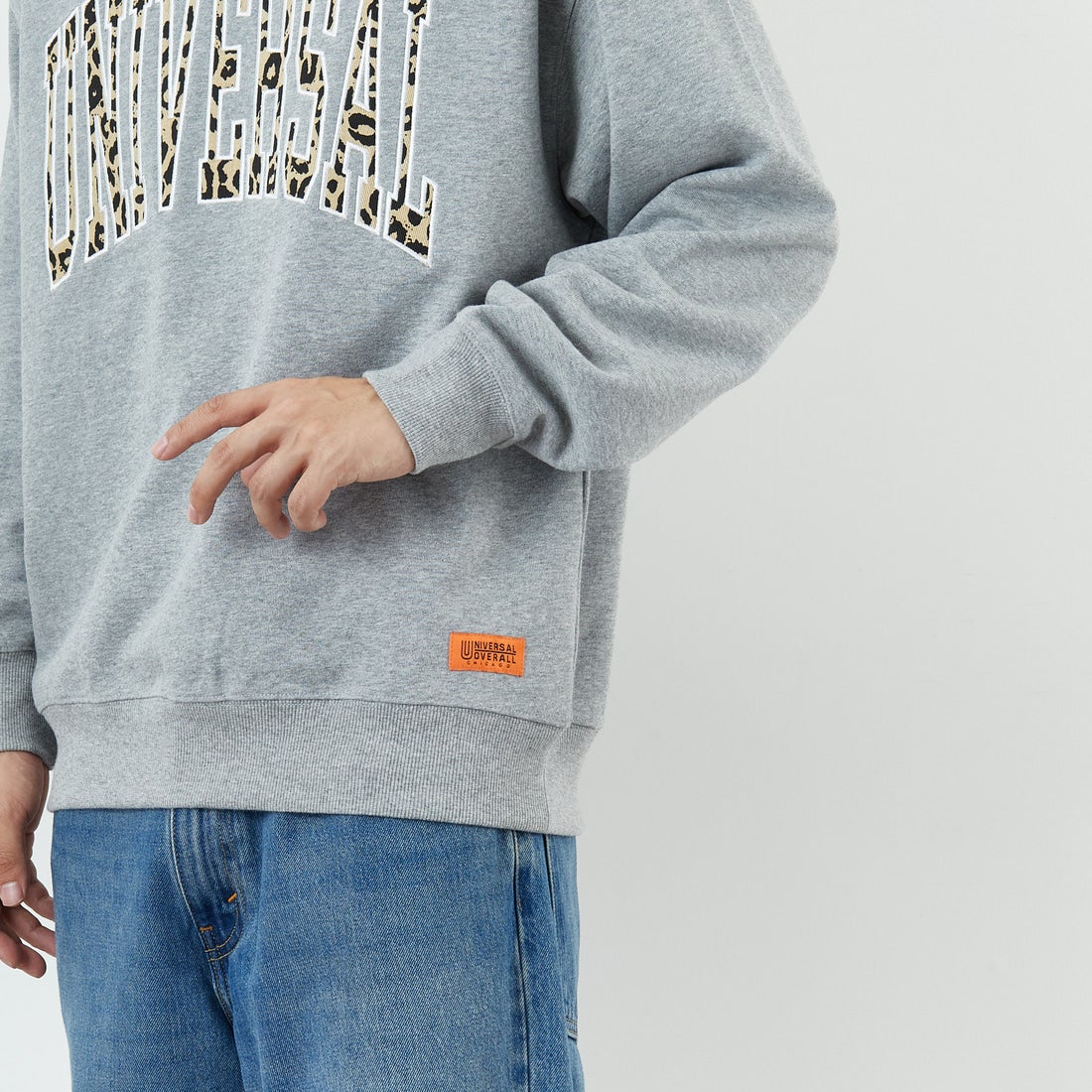 UNIVERSAL OVERALL [ユニバーサルオーバーオール] 別注 カレッジロゴデザイン クルーネックスウェット [U2531228IN-JF] ASH GRY &&モデル身長：179cm 着用サイズ：L&&