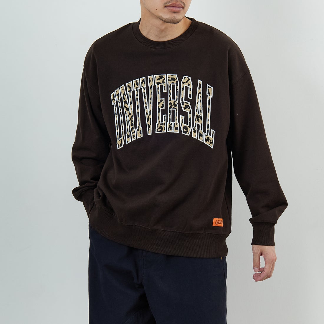 UNIVERSAL OVERALL [ユニバーサルオーバーオール] 別注 カレッジロゴデザイン クルーネックスウェット [U2531228IN-JF] BROWN &&モデル身長：168cm 着用サイズ：M&&