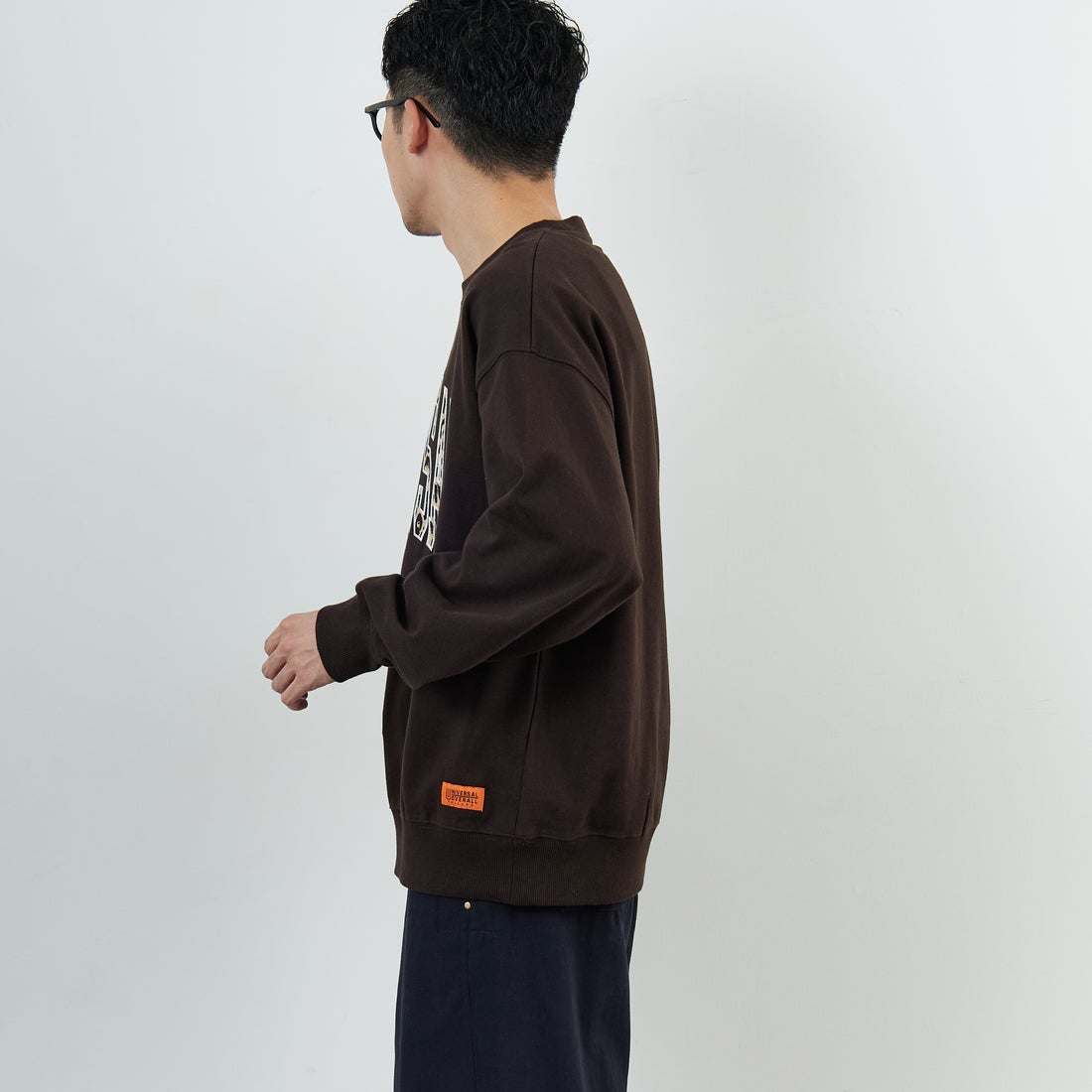 UNIVERSAL OVERALL [ユニバーサルオーバーオール] 別注 カレッジロゴデザイン クルーネックスウェット [U2531228IN-JF] BROWN &&モデル身長：168cm 着用サイズ：M&&