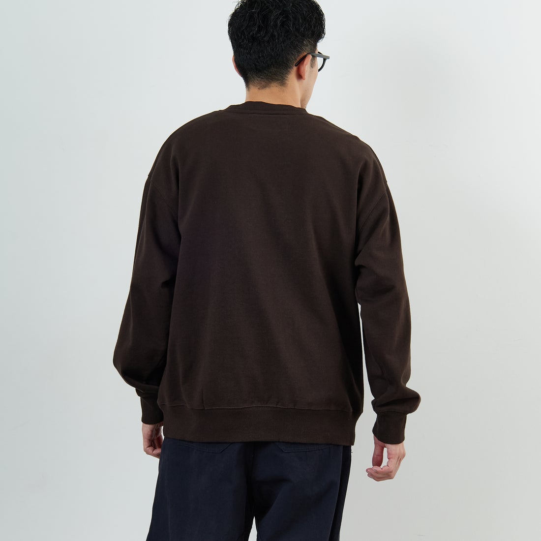 UNIVERSAL OVERALL [ユニバーサルオーバーオール] 別注 カレッジロゴデザイン クルーネックスウェット [U2531228IN-JF] BROWN &&モデル身長：168cm 着用サイズ：M&&