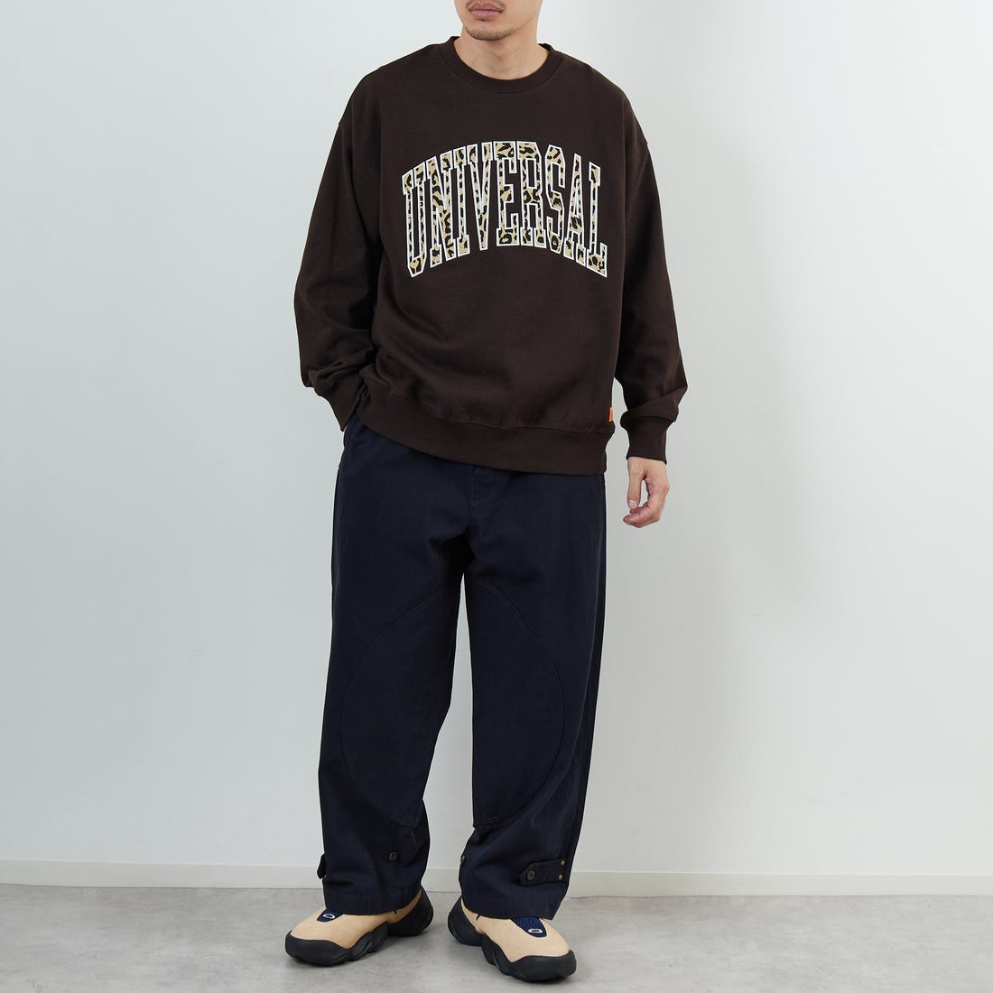UNIVERSAL OVERALL [ユニバーサルオーバーオール] 別注 カレッジロゴデザイン クルーネックスウェット [U2531228IN-JF] BROWN &&モデル身長：168cm 着用サイズ：M&&