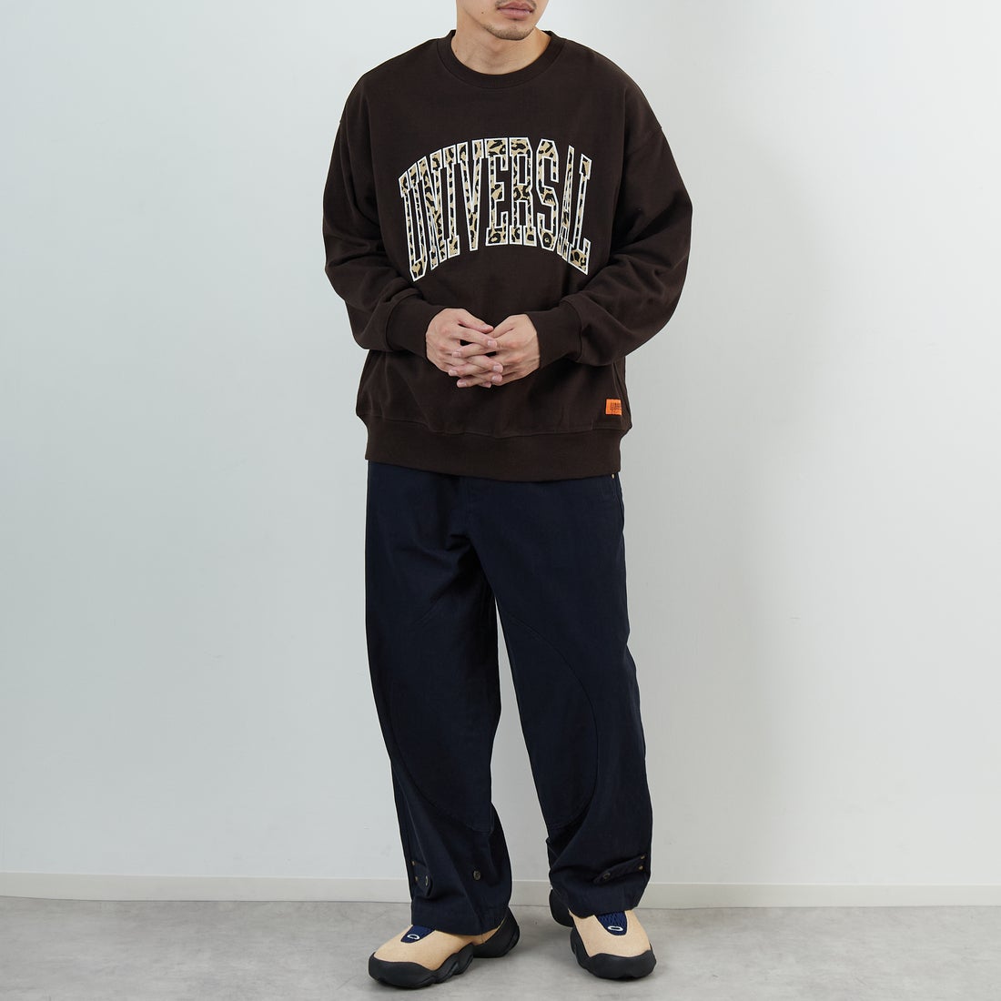 UNIVERSAL OVERALL [ユニバーサルオーバーオール] 別注 カレッジロゴデザイン クルーネックスウェット [U2531228IN-JF] BROWN &&モデル身長：168cm 着用サイズ：M&&