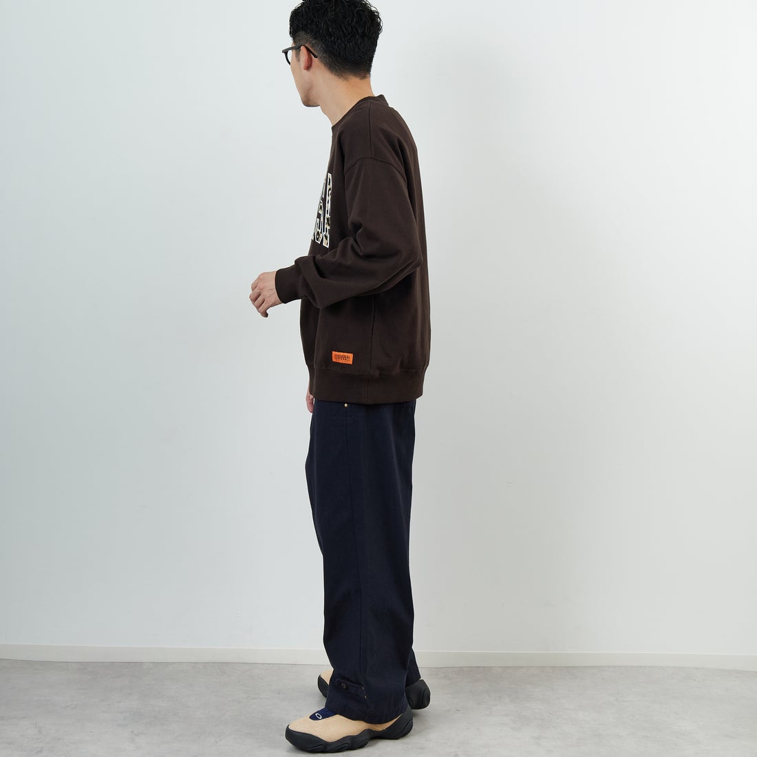 UNIVERSAL OVERALL [ユニバーサルオーバーオール] 別注 カレッジロゴデザイン クルーネックスウェット [U2531228IN-JF] BROWN &&モデル身長：168cm 着用サイズ：M&&