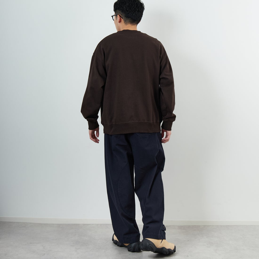 UNIVERSAL OVERALL [ユニバーサルオーバーオール] 別注 カレッジロゴデザイン クルーネックスウェット [U2531228IN-JF] BROWN &&モデル身長：168cm 着用サイズ：M&&