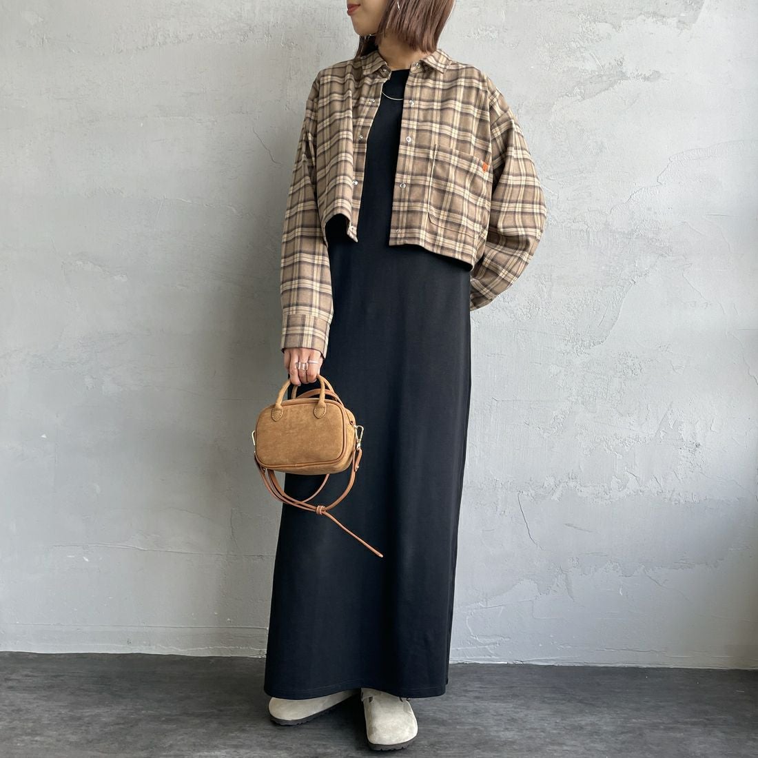 UNIVERSAL OVERALL [ユニバーサルオーバーオール] 別注 ショート丈ビッグポケットシャツ [U2533158IN-JF] BEIGE &&モデル身長：159cm 着用サイズ：F&&