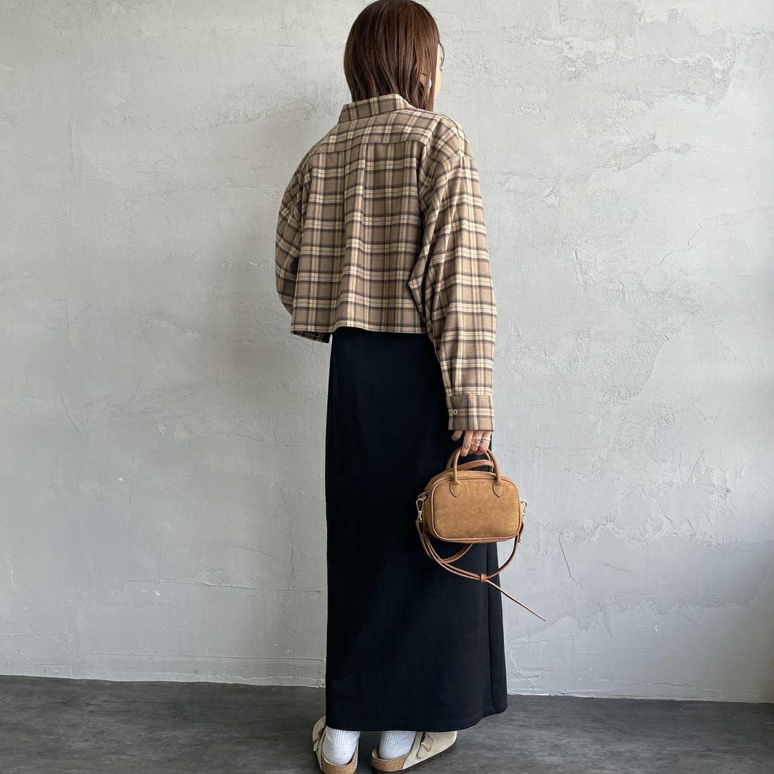 UNIVERSAL OVERALL [ユニバーサルオーバーオール] 別注 ショート丈ビッグポケットシャツ [U2533158IN-JF] BEIGE &&モデル身長：159cm 着用サイズ：F&&