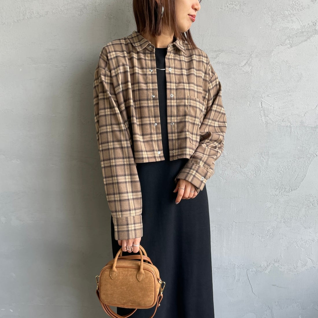 UNIVERSAL OVERALL [ユニバーサルオーバーオール] 別注 ショート丈ビッグポケットシャツ [U2533158IN-JF] BEIGE &&モデル身長：159cm 着用サイズ：F&&