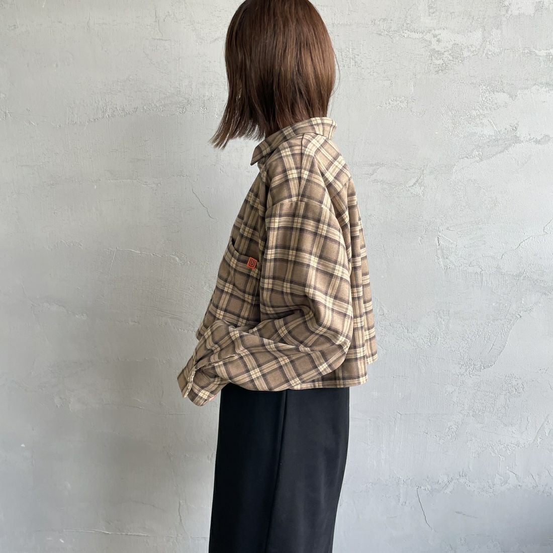 UNIVERSAL OVERALL [ユニバーサルオーバーオール] 別注 ショート丈ビッグポケットシャツ [U2533158IN-JF] BEIGE &&モデル身長：159cm 着用サイズ：F&&