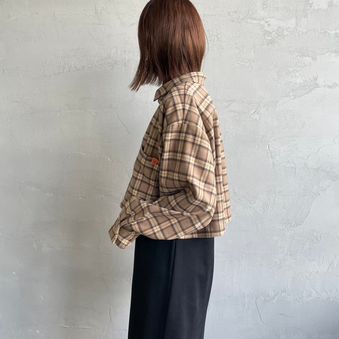 UNIVERSAL OVERALL [ユニバーサルオーバーオール] 別注 ショート丈ビッグポケットシャツ [U2533158IN-JF] BEIGE &&モデル身長：159cm 着用サイズ：F&&