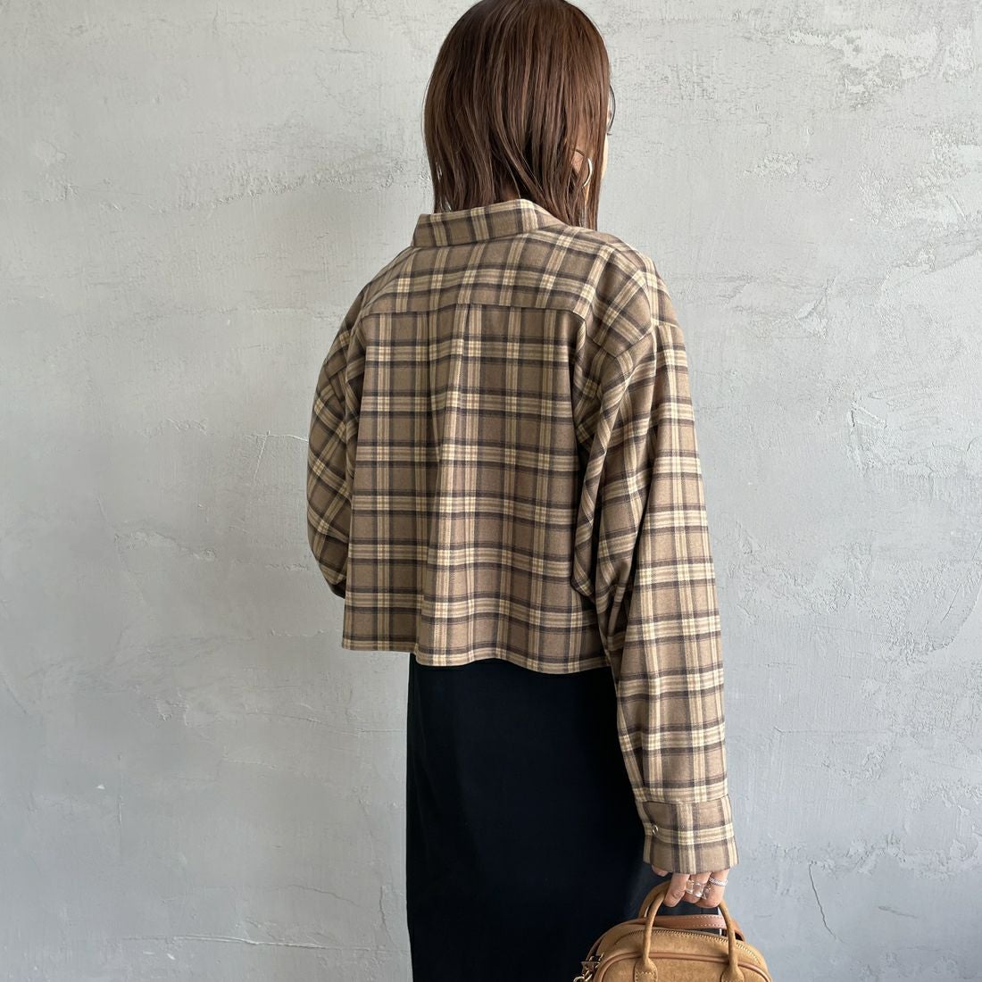 UNIVERSAL OVERALL [ユニバーサルオーバーオール] 別注 ショート丈ビッグポケットシャツ [U2533158IN-JF] BEIGE &&モデル身長：159cm 着用サイズ：F&&