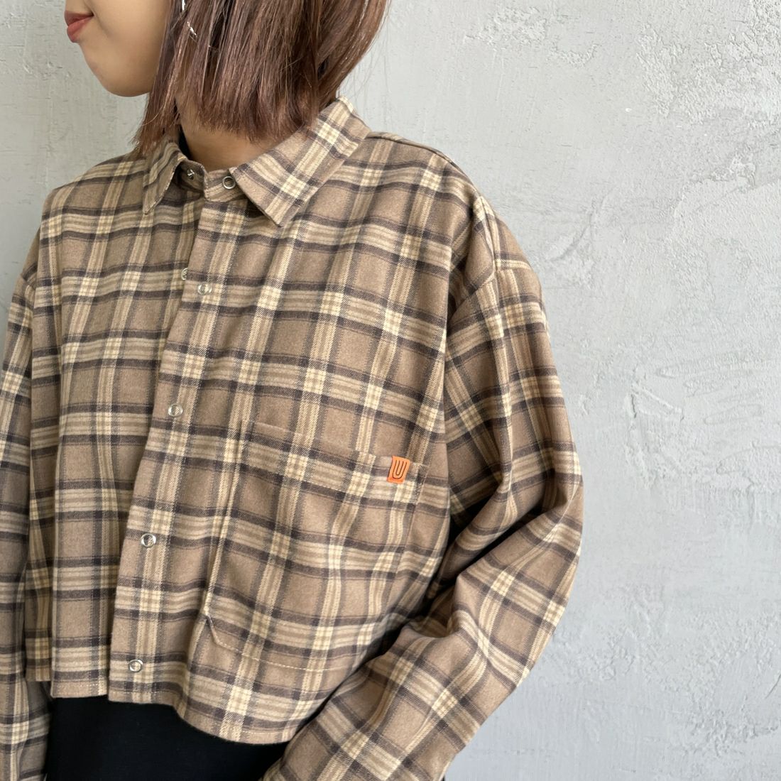 UNIVERSAL OVERALL [ユニバーサルオーバーオール] 別注 ショート丈ビッグポケットシャツ [U2533158IN-JF] BEIGE &&モデル身長：159cm 着用サイズ：F&&