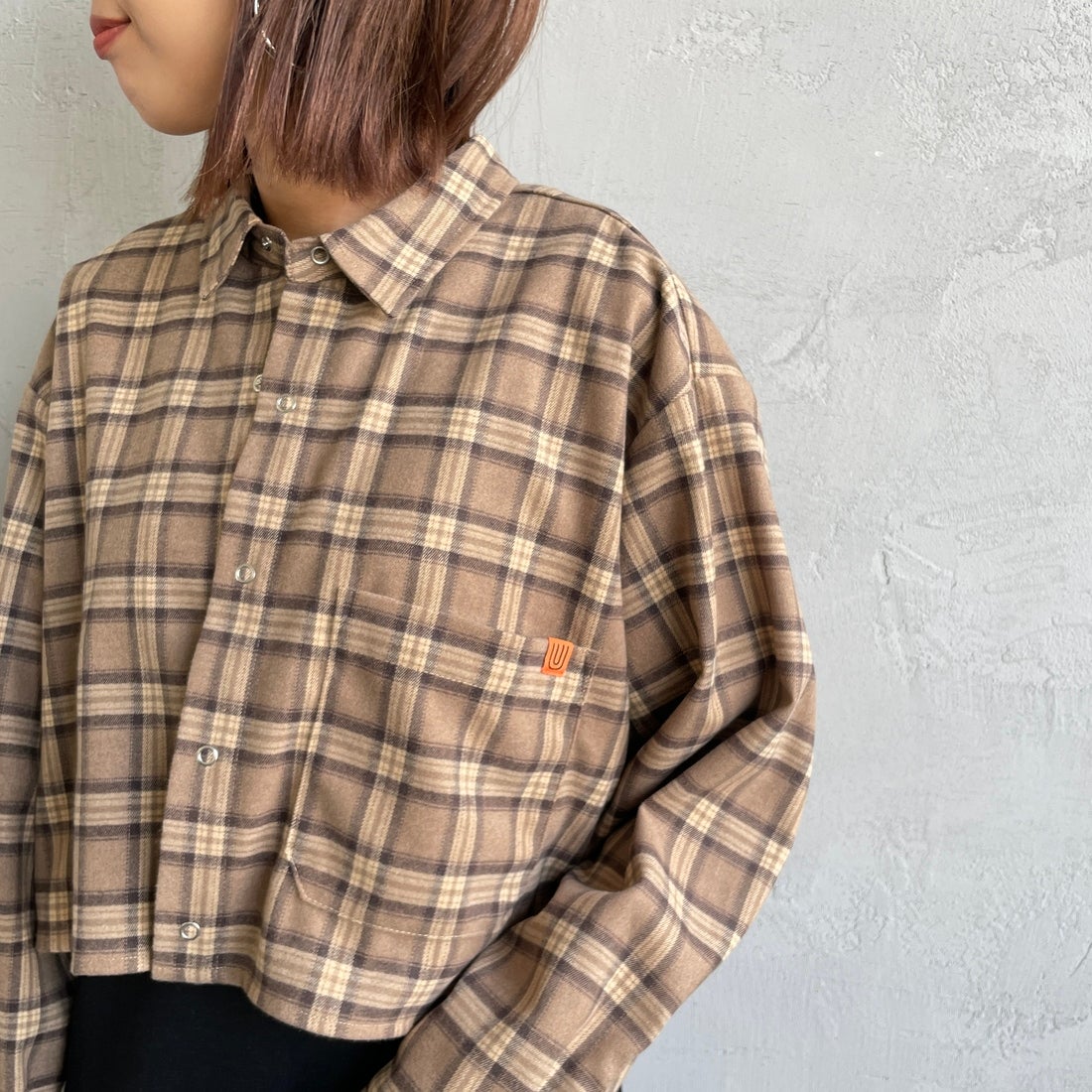 UNIVERSAL OVERALL [ユニバーサルオーバーオール] 別注 ショート丈ビッグポケットシャツ [U2533158IN-JF] BEIGE &&モデル身長：159cm 着用サイズ：F&&