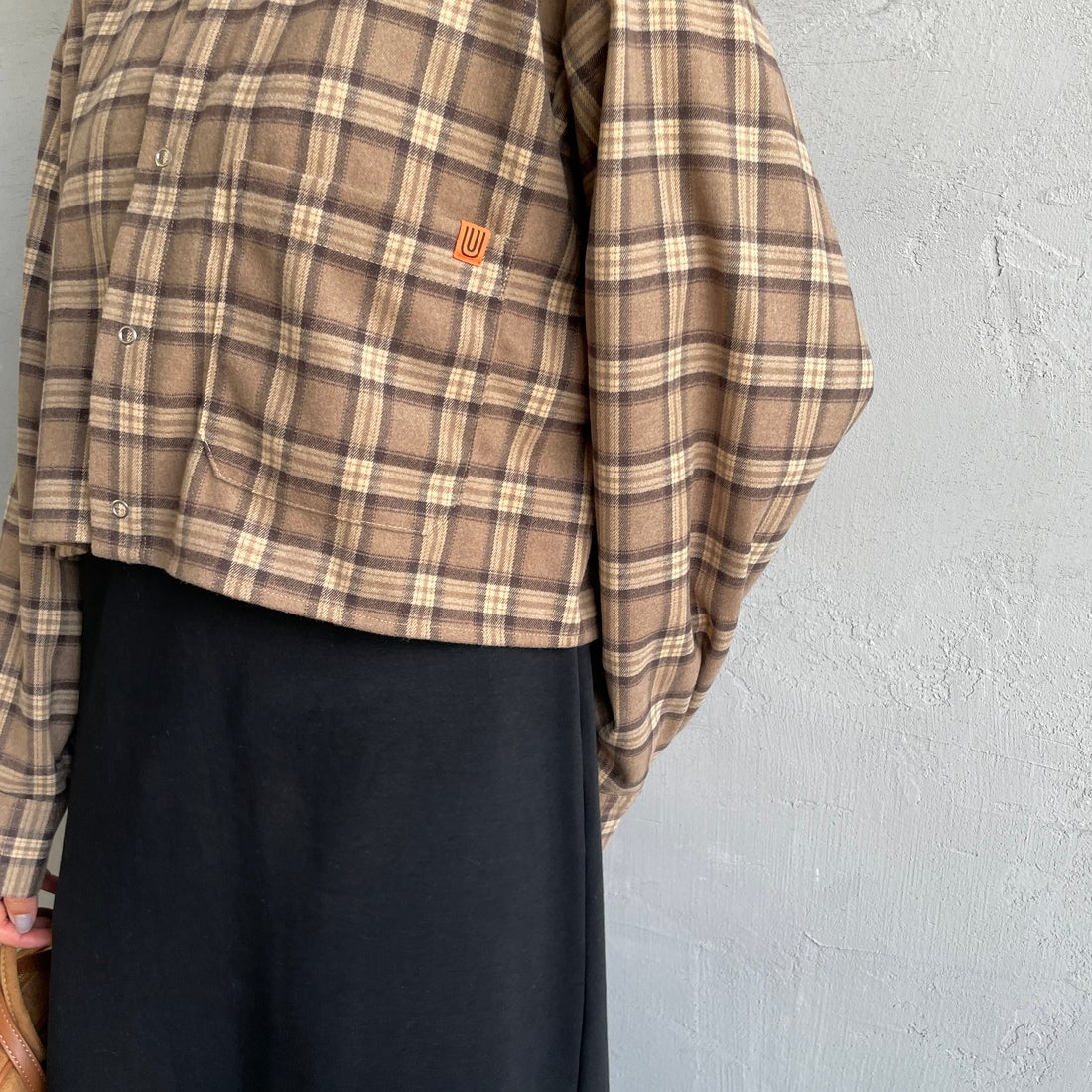 UNIVERSAL OVERALL [ユニバーサルオーバーオール] 別注 ショート丈ビッグポケットシャツ [U2533158IN-JF] BEIGE &&モデル身長：159cm 着用サイズ：F&&