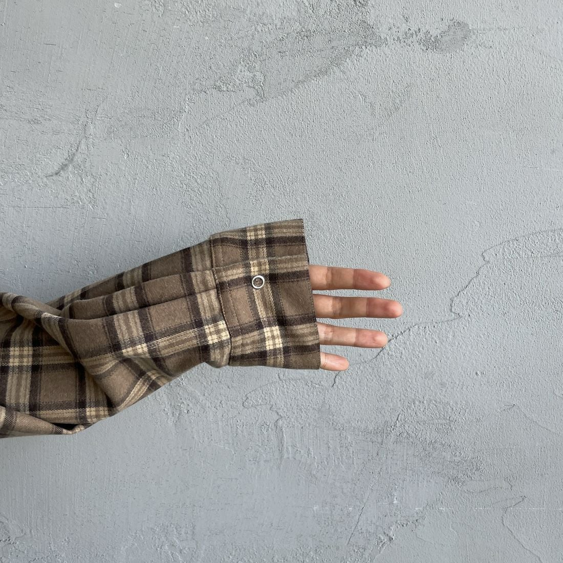 UNIVERSAL OVERALL [ユニバーサルオーバーオール] 別注 ショート丈ビッグポケットシャツ [U2533158IN-JF] BEIGE &&モデル身長：159cm 着用サイズ：F&&