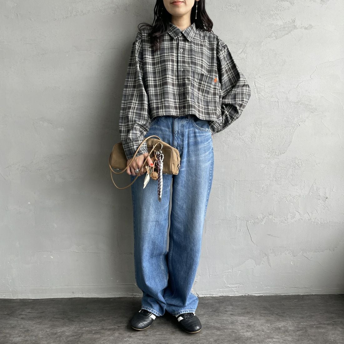 UNIVERSAL OVERALL [ユニバーサルオーバーオール] 別注 ショート丈ビッグポケットシャツ [U2533158IN-JF] GRAY &&モデル身長：160cm 着用サイズ：F&&