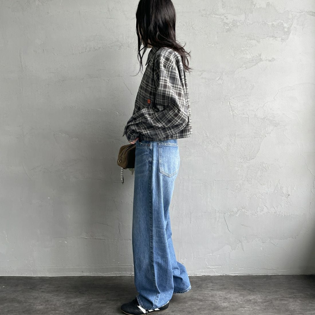 UNIVERSAL OVERALL [ユニバーサルオーバーオール] 別注 ショート丈ビッグポケットシャツ [U2533158IN-JF] GRAY &&モデル身長：160cm 着用サイズ：F&&