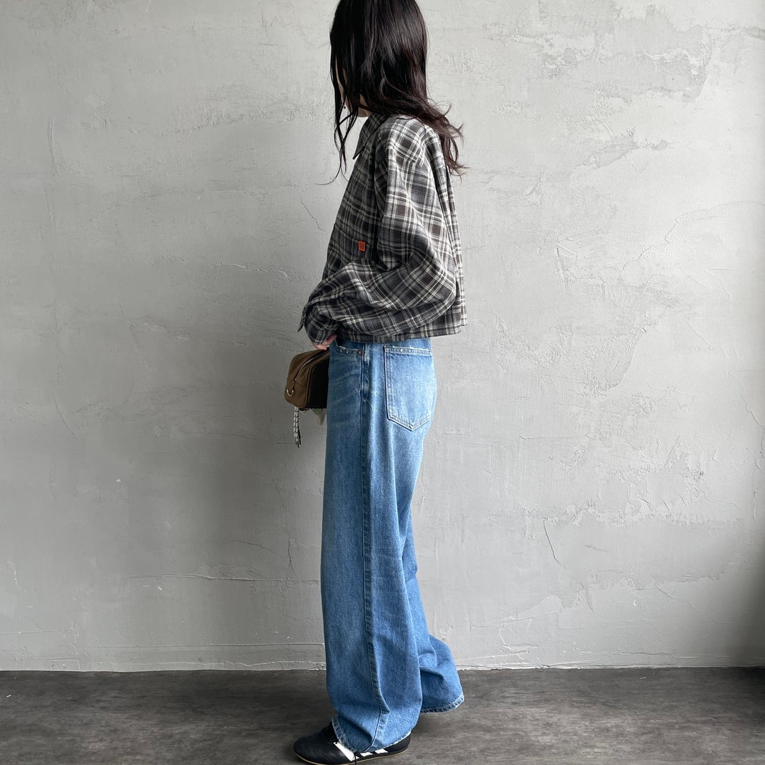 UNIVERSAL OVERALL [ユニバーサルオーバーオール] 別注 ショート丈ビッグポケットシャツ [U2533158IN-JF] GRAY &&モデル身長：160cm 着用サイズ：F&&