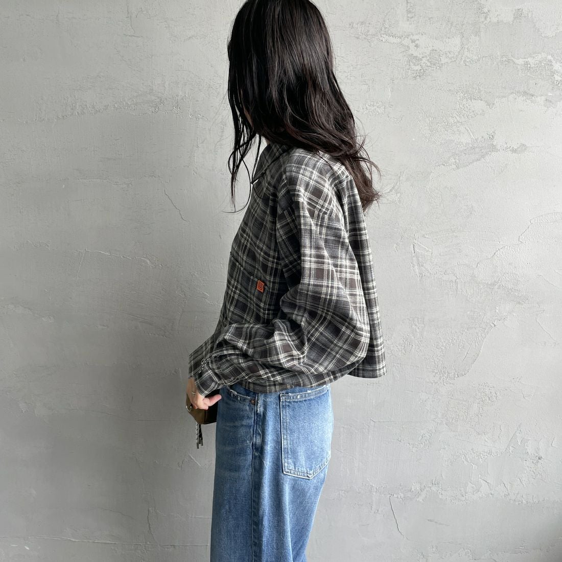 UNIVERSAL OVERALL [ユニバーサルオーバーオール] 別注 ショート丈ビッグポケットシャツ [U2533158IN-JF] GRAY &&モデル身長：160cm 着用サイズ：F&&