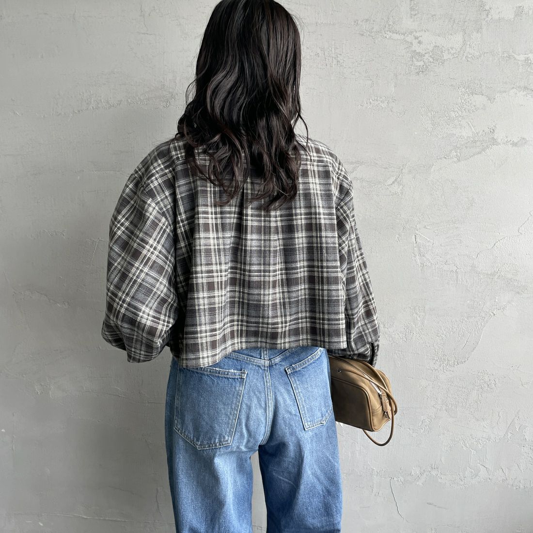 UNIVERSAL OVERALL [ユニバーサルオーバーオール] 別注 ショート丈ビッグポケットシャツ [U2533158IN-JF] GRAY &&モデル身長：160cm 着用サイズ：F&&