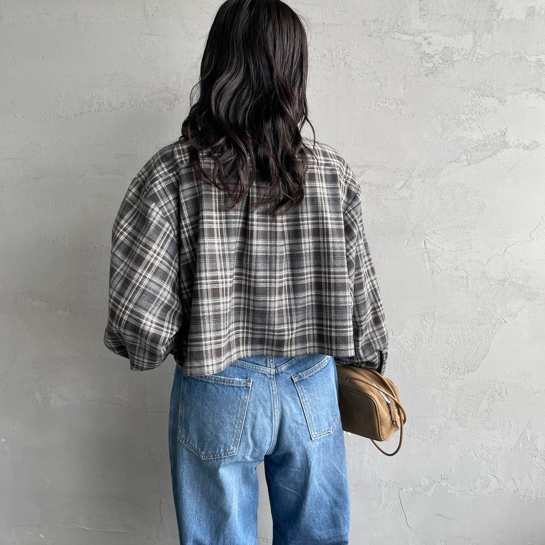 UNIVERSAL OVERALL [ユニバーサルオーバーオール] 別注 ショート丈ビッグポケットシャツ [U2533158IN-JF] GRAY &&モデル身長：160cm 着用サイズ：F&&