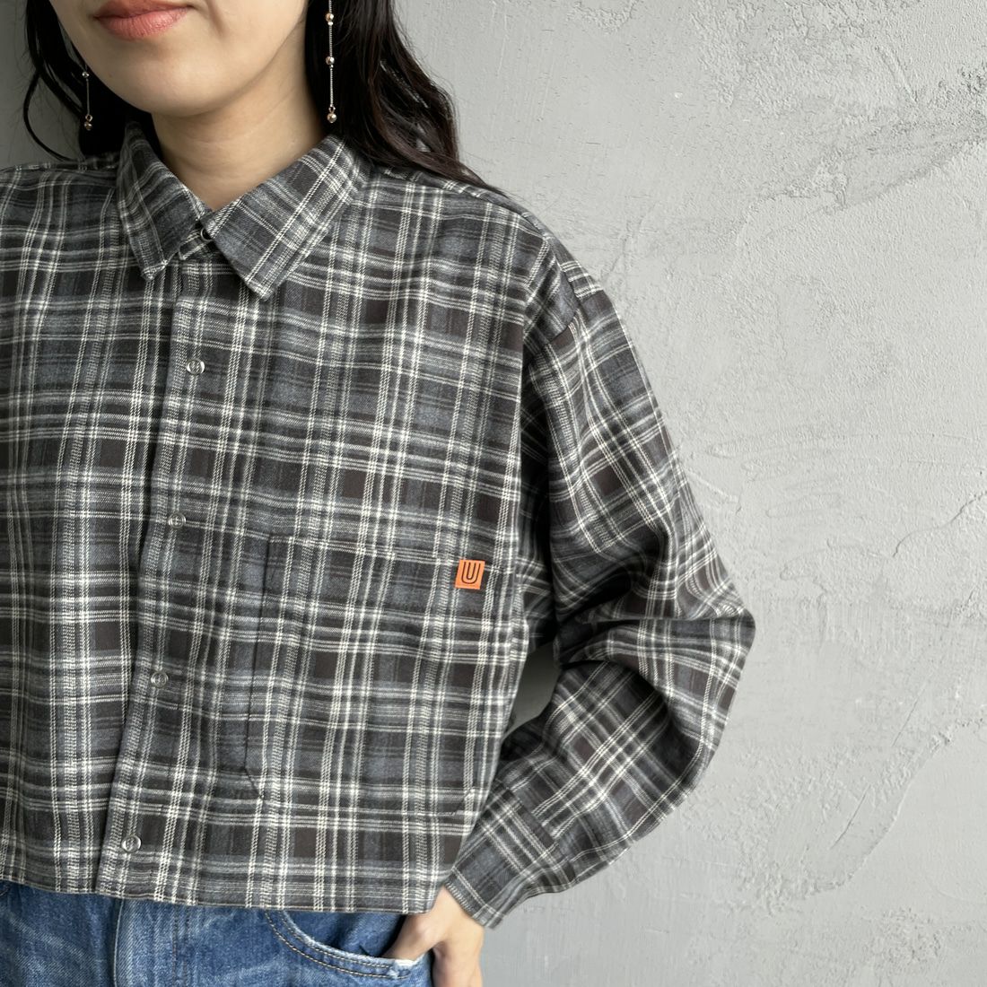 UNIVERSAL OVERALL [ユニバーサルオーバーオール] 別注 ショート丈ビッグポケットシャツ [U2533158IN-JF] GRAY &&モデル身長：160cm 着用サイズ：F&&