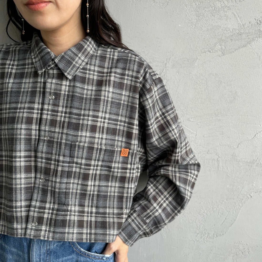 UNIVERSAL OVERALL [ユニバーサルオーバーオール] 別注 ショート丈ビッグポケットシャツ [U2533158IN-JF] GRAY &&モデル身長：160cm 着用サイズ：F&&