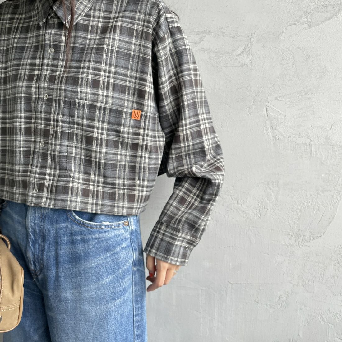 UNIVERSAL OVERALL [ユニバーサルオーバーオール] 別注 ショート丈ビッグポケットシャツ [U2533158IN-JF] GRAY &&モデル身長：160cm 着用サイズ：F&&