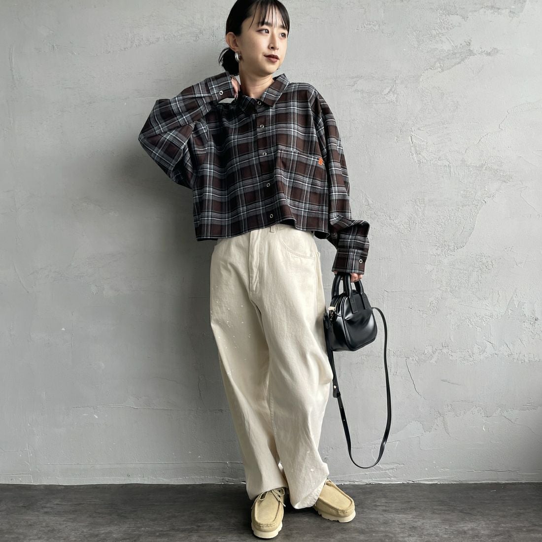 UNIVERSAL OVERALL [ユニバーサルオーバーオール] 別注 ショート丈ビッグポケットシャツ [U2533158IN-JF] BROWN &&モデル身長：150cm 着用サイズ：F&&