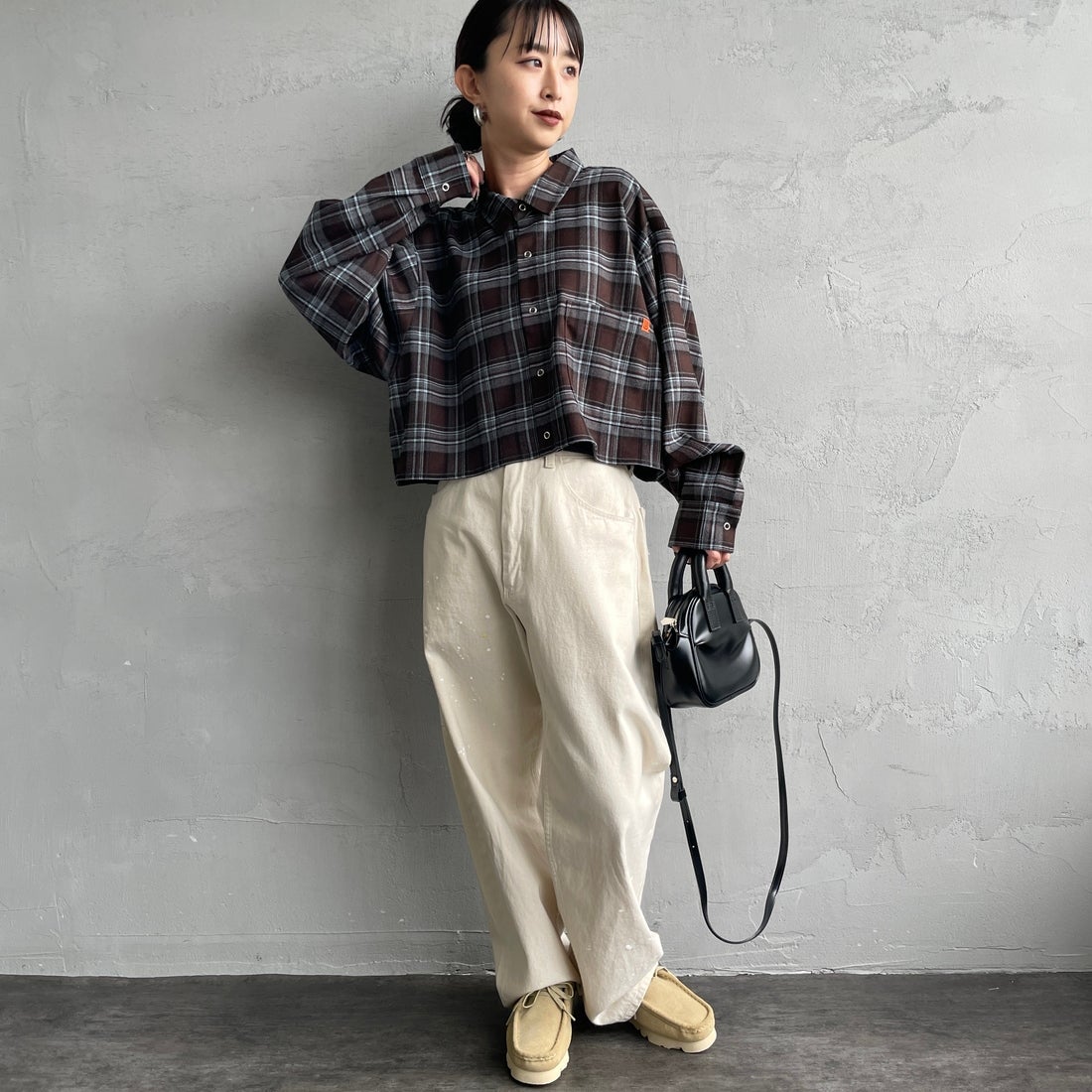 UNIVERSAL OVERALL [ユニバーサルオーバーオール] 別注 ショート丈ビッグポケットシャツ [U2533158IN-JF] BROWN &&モデル身長：150cm 着用サイズ：F&&