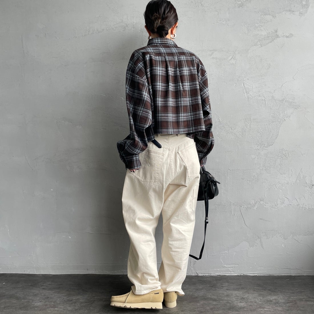 UNIVERSAL OVERALL [ユニバーサルオーバーオール] 別注 ショート丈ビッグポケットシャツ [U2533158IN-JF] BROWN &&モデル身長：150cm 着用サイズ：F&&