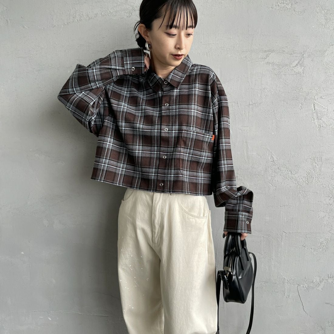 UNIVERSAL OVERALL [ユニバーサルオーバーオール] 別注 ショート丈ビッグポケットシャツ [U2533158IN-JF] BROWN &&モデル身長：150cm 着用サイズ：F&&