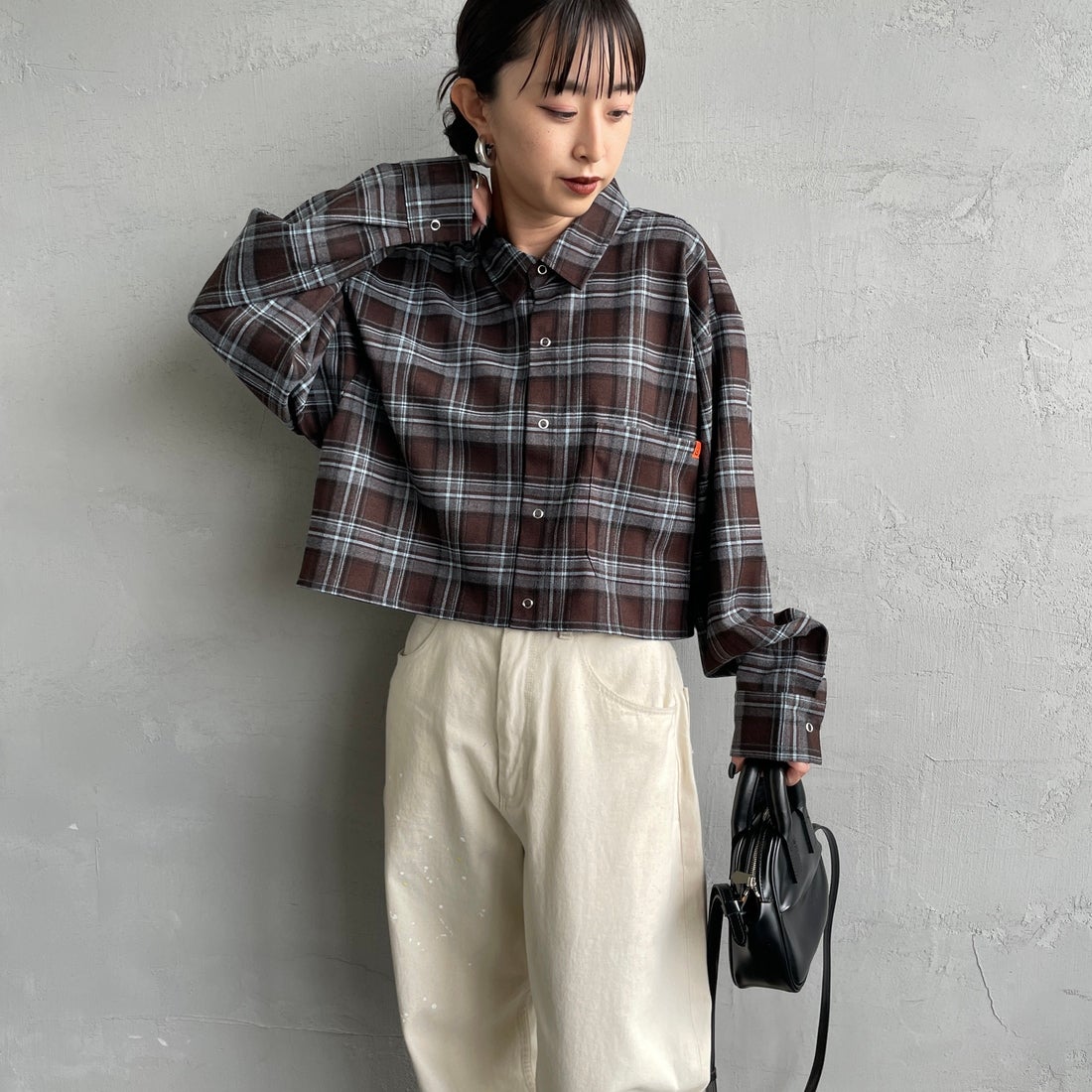 UNIVERSAL OVERALL [ユニバーサルオーバーオール] 別注 ショート丈ビッグポケットシャツ [U2533158IN-JF] BROWN &&モデル身長：150cm 着用サイズ：F&&