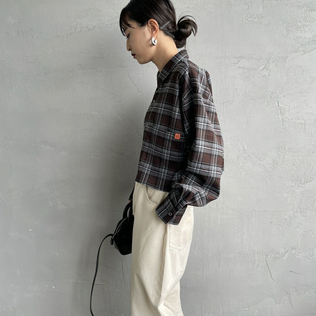 UNIVERSAL OVERALL [ユニバーサルオーバーオール] 別注 ショート丈ビッグポケットシャツ [U2533158IN-JF] BROWN &&モデル身長：150cm 着用サイズ：F&&