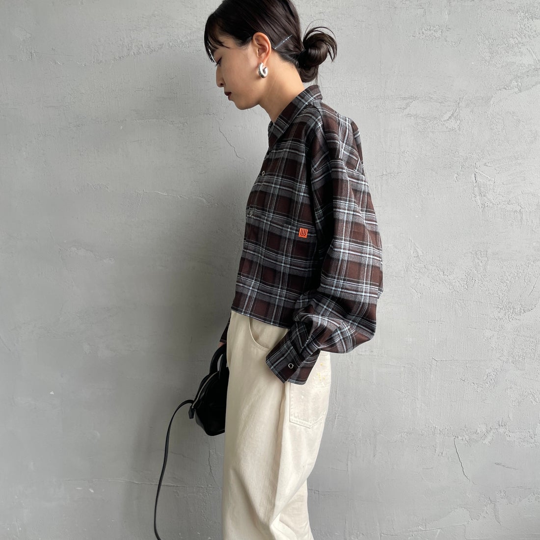 UNIVERSAL OVERALL [ユニバーサルオーバーオール] 別注 ショート丈ビッグポケットシャツ [U2533158IN-JF] BROWN &&モデル身長：150cm 着用サイズ：F&&