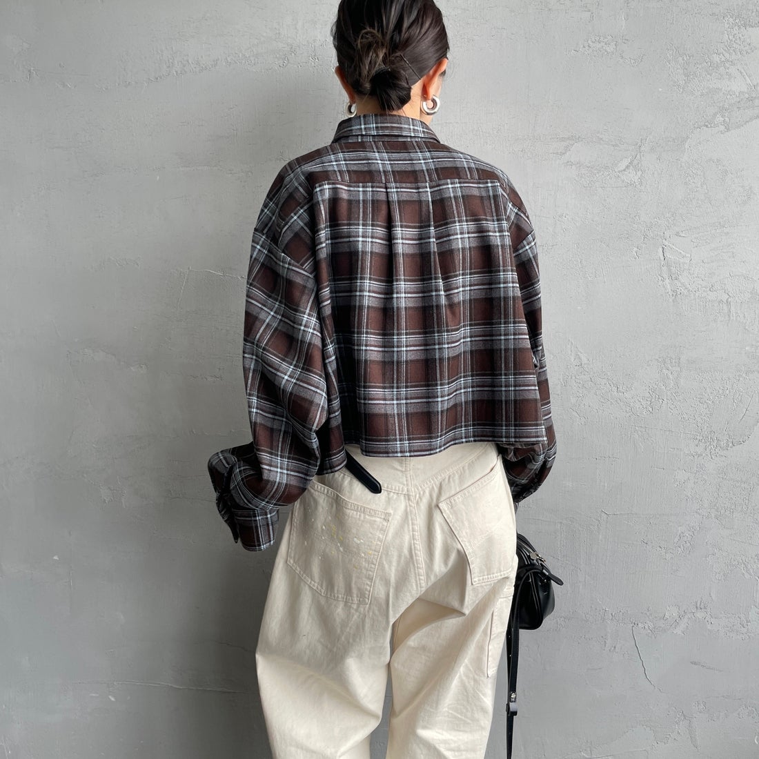 UNIVERSAL OVERALL [ユニバーサルオーバーオール] 別注 ショート丈ビッグポケットシャツ [U2533158IN-JF] BROWN &&モデル身長：150cm 着用サイズ：F&&