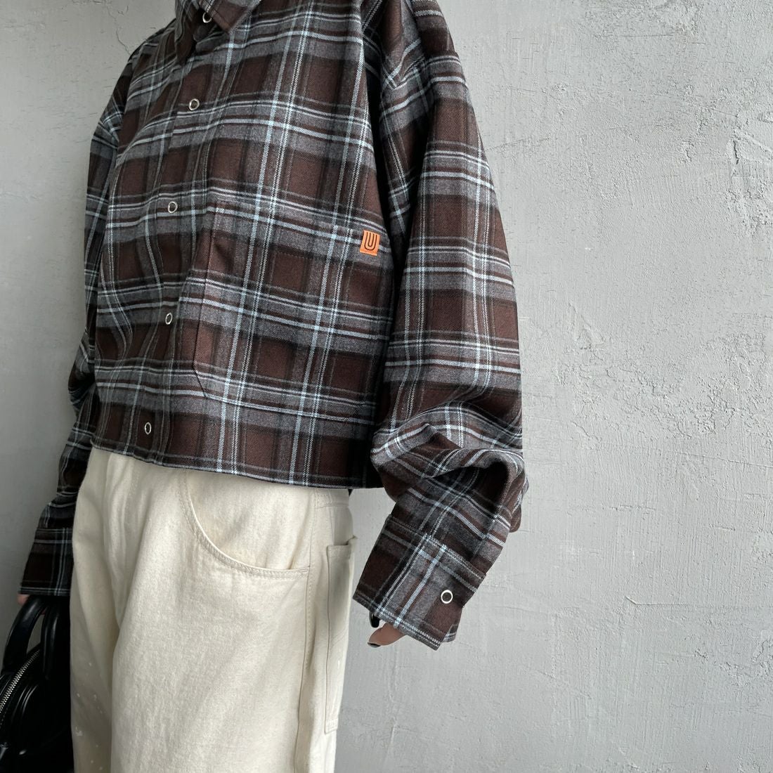 UNIVERSAL OVERALL [ユニバーサルオーバーオール] 別注 ショート丈ビッグポケットシャツ [U2533158IN-JF] BROWN &&モデル身長：150cm 着用サイズ：F&&
