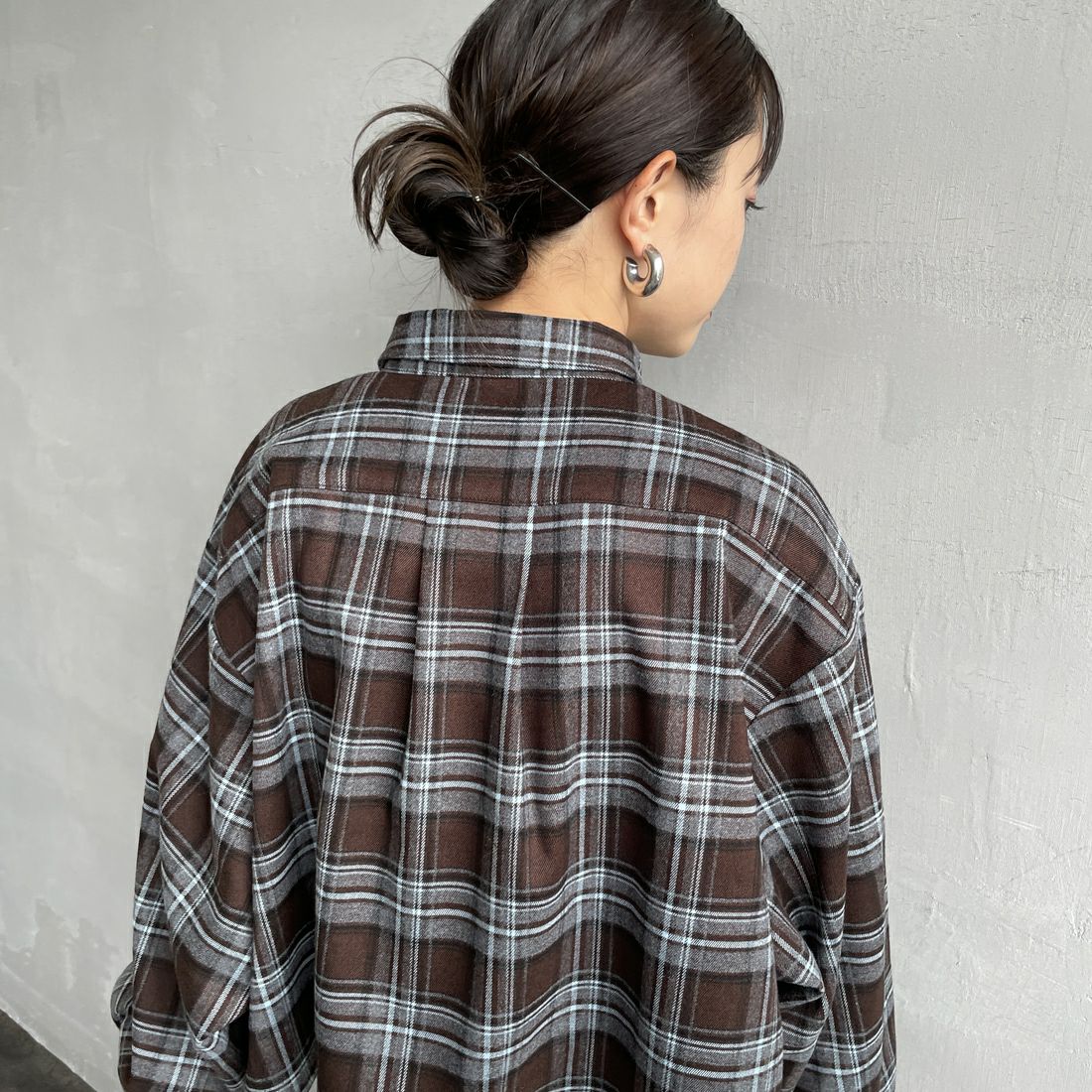 UNIVERSAL OVERALL [ユニバーサルオーバーオール] 別注 ショート丈ビッグポケットシャツ [U2533158IN-JF] BROWN &&モデル身長：150cm 着用サイズ：F&&