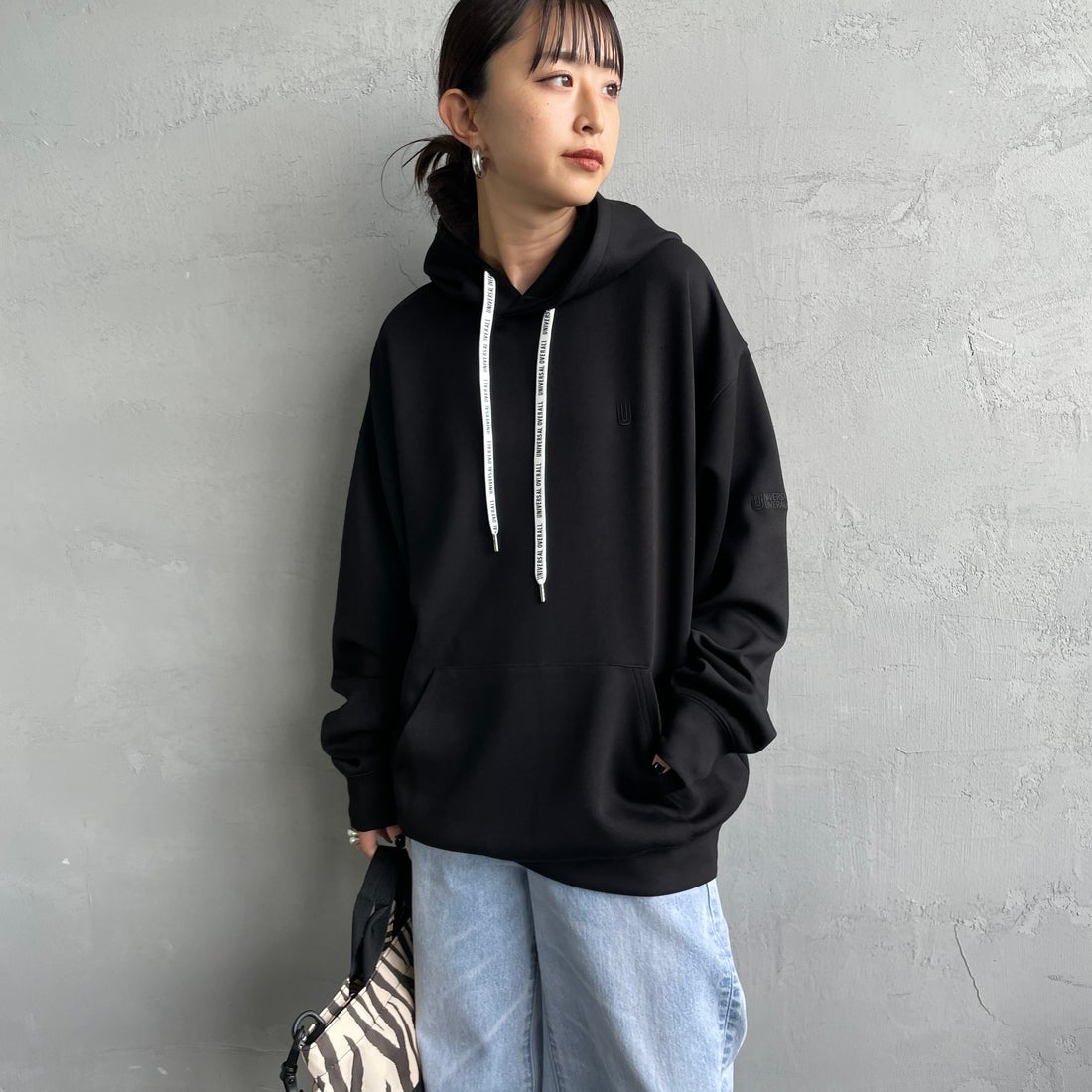 UNIVERSAL OVERALL [ユニバーサルオーバーオール] 別注 ワンポイントロゴ刺繍 ポンチ スウェットパーカー [U2531230IN-JF] BLACK &&モデル身長：150cm 着用サイズ：S&&
