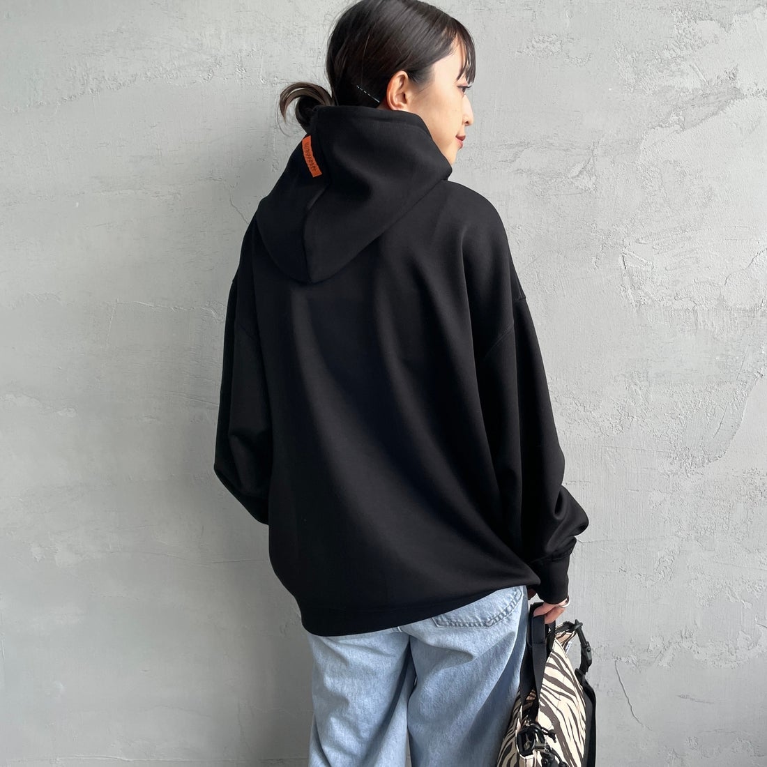 UNIVERSAL OVERALL [ユニバーサルオーバーオール] 別注 ワンポイントロゴ刺繍 ポンチ スウェットパーカー [U2531230IN-JF] BLACK &&モデル身長：150cm 着用サイズ：S&&