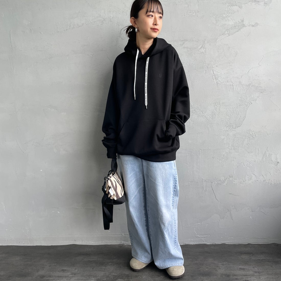 UNIVERSAL OVERALL [ユニバーサルオーバーオール] 別注 ワンポイントロゴ刺繍 ポンチ スウェットパーカー [U2531230IN-JF] BLACK &&モデル身長：150cm 着用サイズ：S&&