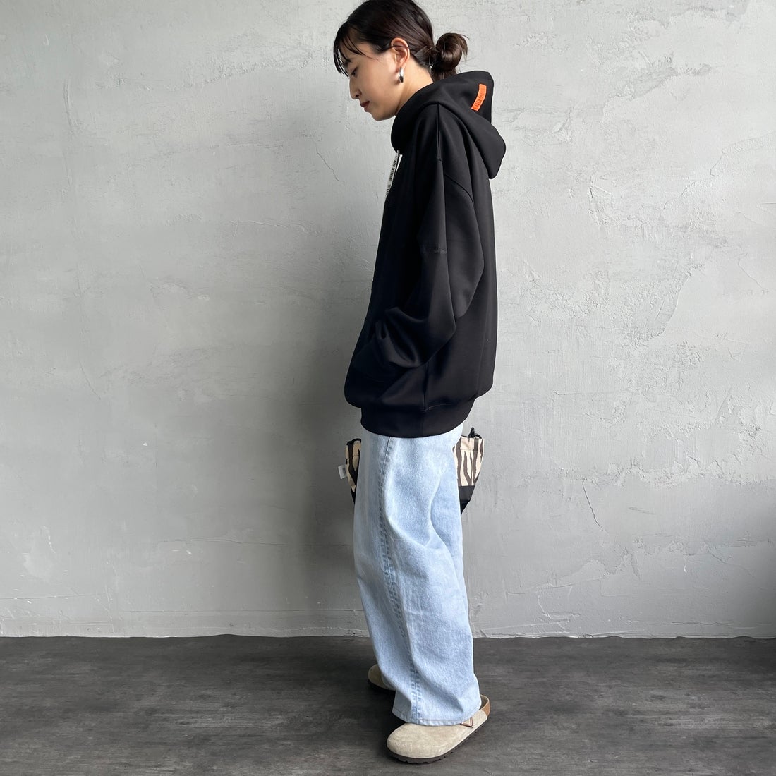 UNIVERSAL OVERALL [ユニバーサルオーバーオール] 別注 ワンポイントロゴ刺繍 ポンチ スウェットパーカー [U2531230IN-JF] BLACK &&モデル身長：150cm 着用サイズ：S&&