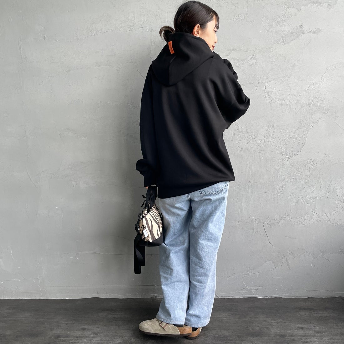 UNIVERSAL OVERALL [ユニバーサルオーバーオール] 別注 ワンポイントロゴ刺繍 ポンチ スウェットパーカー [U2531230IN-JF] BLACK &&モデル身長：150cm 着用サイズ：S&&