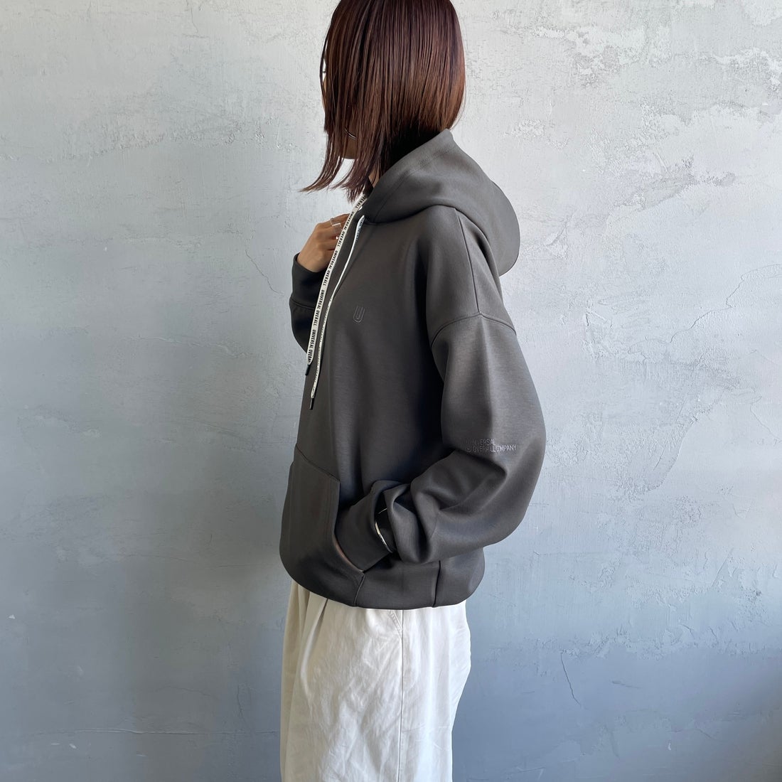 UNIVERSAL OVERALL [ユニバーサルオーバーオール] 別注 ワンポイントロゴ刺繍 ポンチ スウェットパーカー [U2531230IN-JF] CHARCOAL &&モデル身長：159cm 着用サイズ：S&&