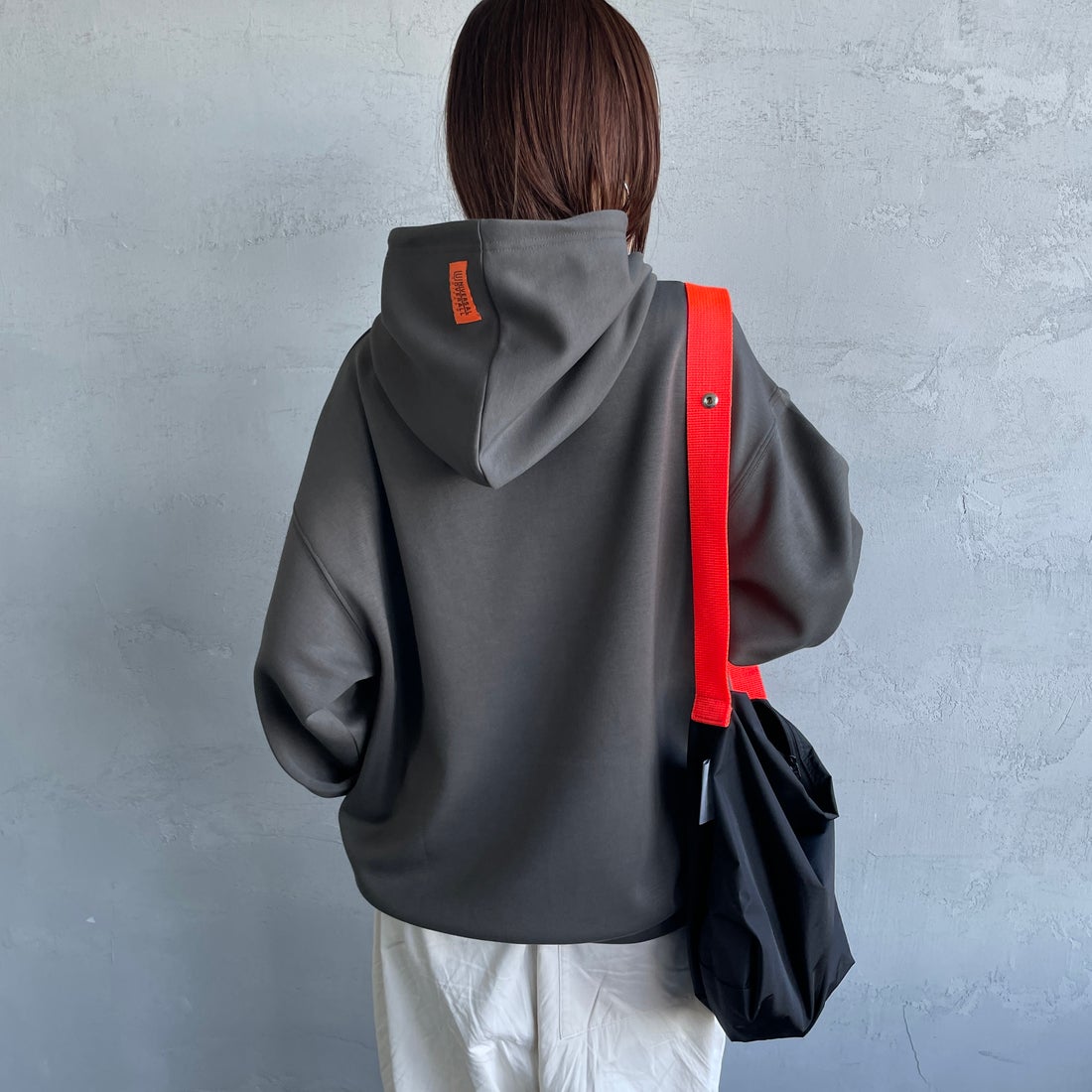 UNIVERSAL OVERALL [ユニバーサルオーバーオール] 別注 ワンポイントロゴ刺繍 ポンチ スウェットパーカー [U2531230IN-JF] CHARCOAL &&モデル身長：159cm 着用サイズ：S&&