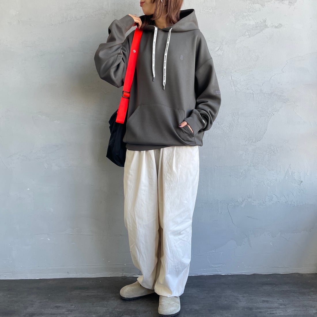 UNIVERSAL OVERALL [ユニバーサルオーバーオール] 別注 ワンポイントロゴ刺繍 ポンチ スウェットパーカー [U2531230IN-JF] CHARCOAL &&モデル身長：159cm 着用サイズ：S&&