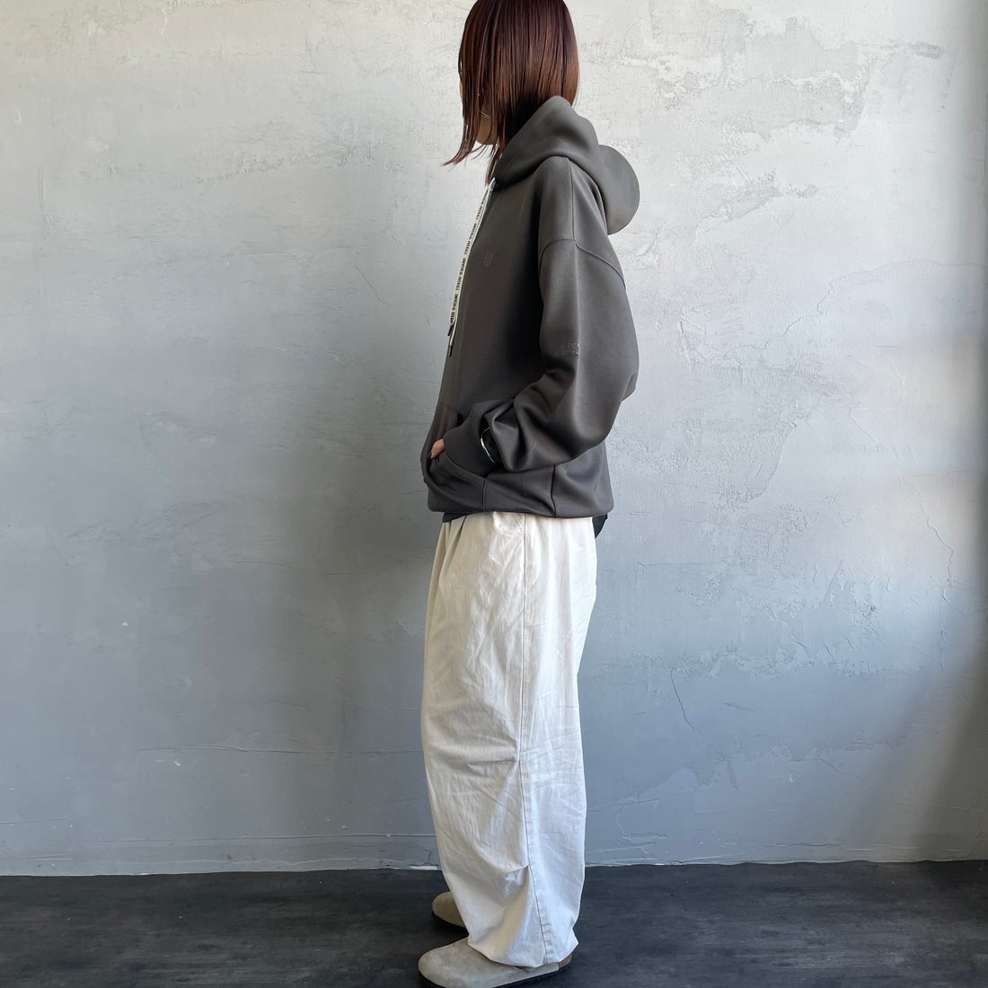 UNIVERSAL OVERALL [ユニバーサルオーバーオール] 別注 ワンポイントロゴ刺繍 ポンチ スウェットパーカー [U2531230IN-JF] CHARCOAL &&モデル身長：159cm 着用サイズ：S&&