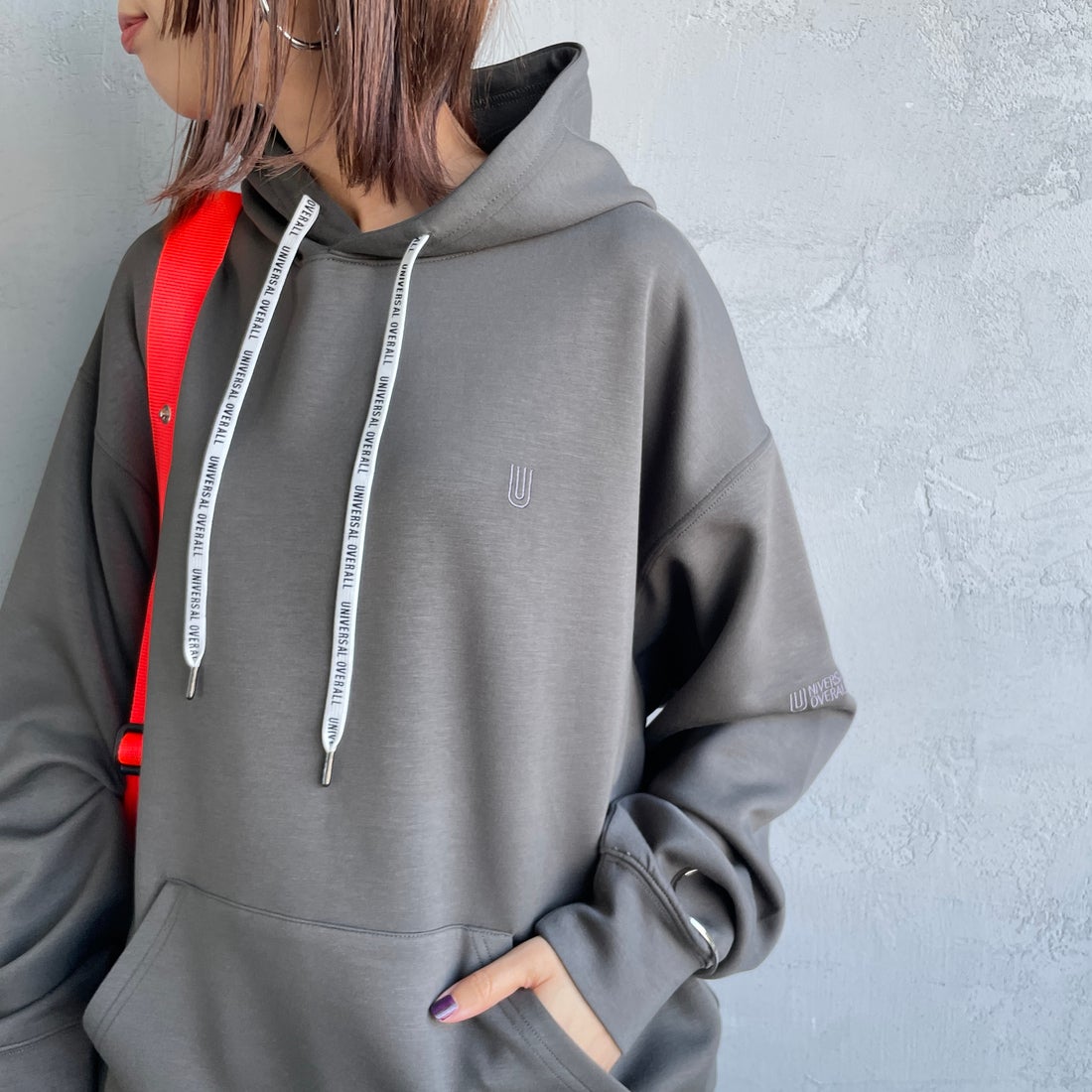 UNIVERSAL OVERALL [ユニバーサルオーバーオール] 別注 ワンポイントロゴ刺繍 ポンチ スウェットパーカー [U2531230IN-JF] CHARCOAL &&モデル身長：159cm 着用サイズ：S&&