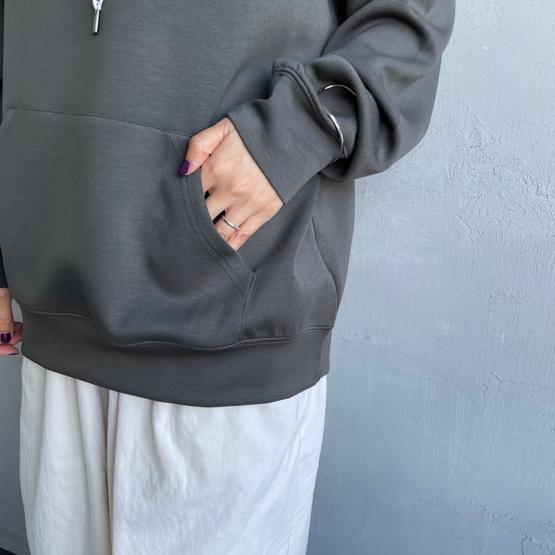 UNIVERSAL OVERALL [ユニバーサルオーバーオール] 別注 ワンポイントロゴ刺繍 ポンチ スウェットパーカー [U2531230IN-JF] CHARCOAL &&モデル身長：159cm 着用サイズ：S&&